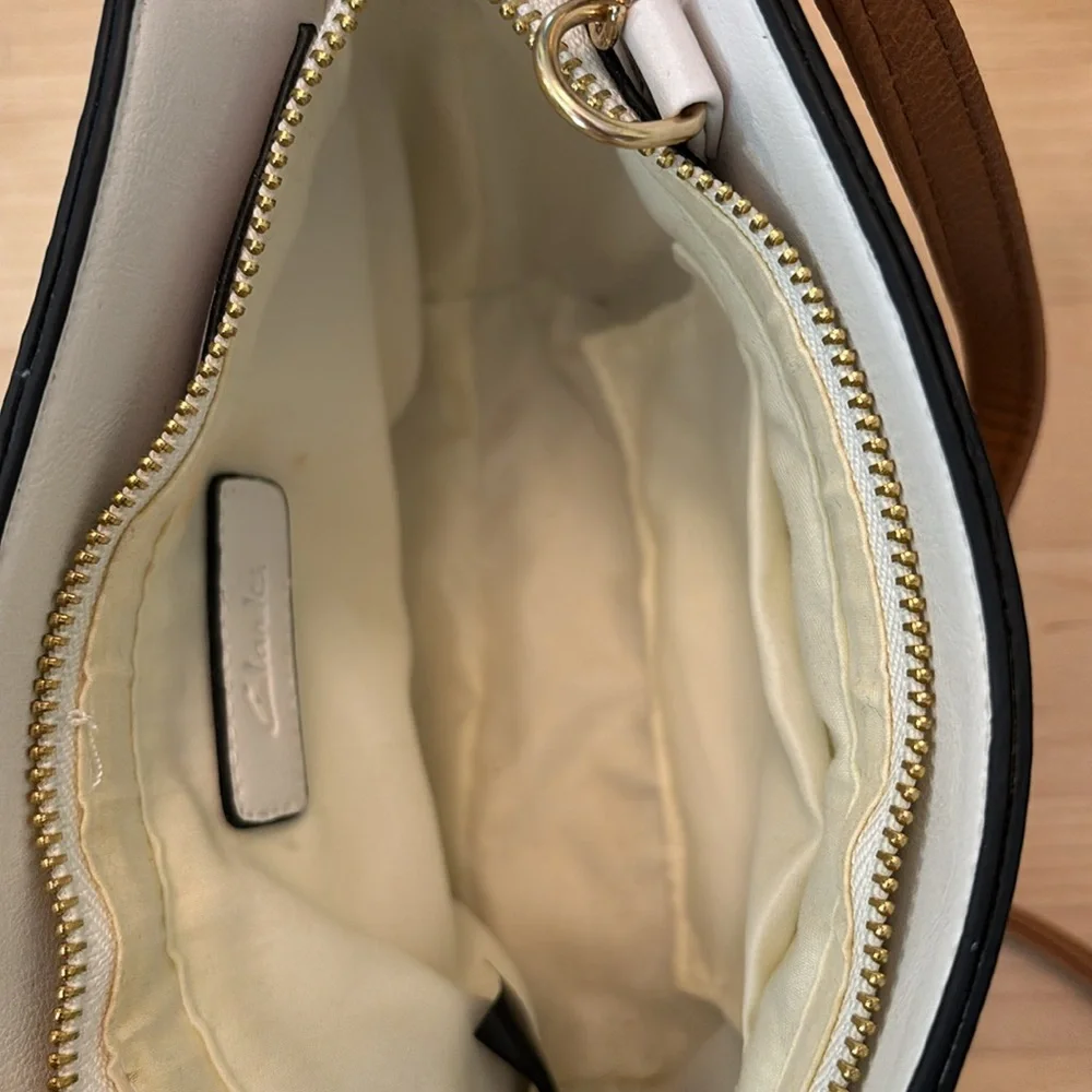 Clark’s crossbody purse/wristlet, adjustable removable straps, white and brown - Picture 4 of 4